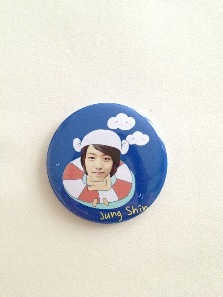 ［CNBLUE周边徽章］原创卡通fanart可爱主题徽章直径5.8cm
2014.06.29cnblue北京演唱会bluemoon现场出售，限量版95个。