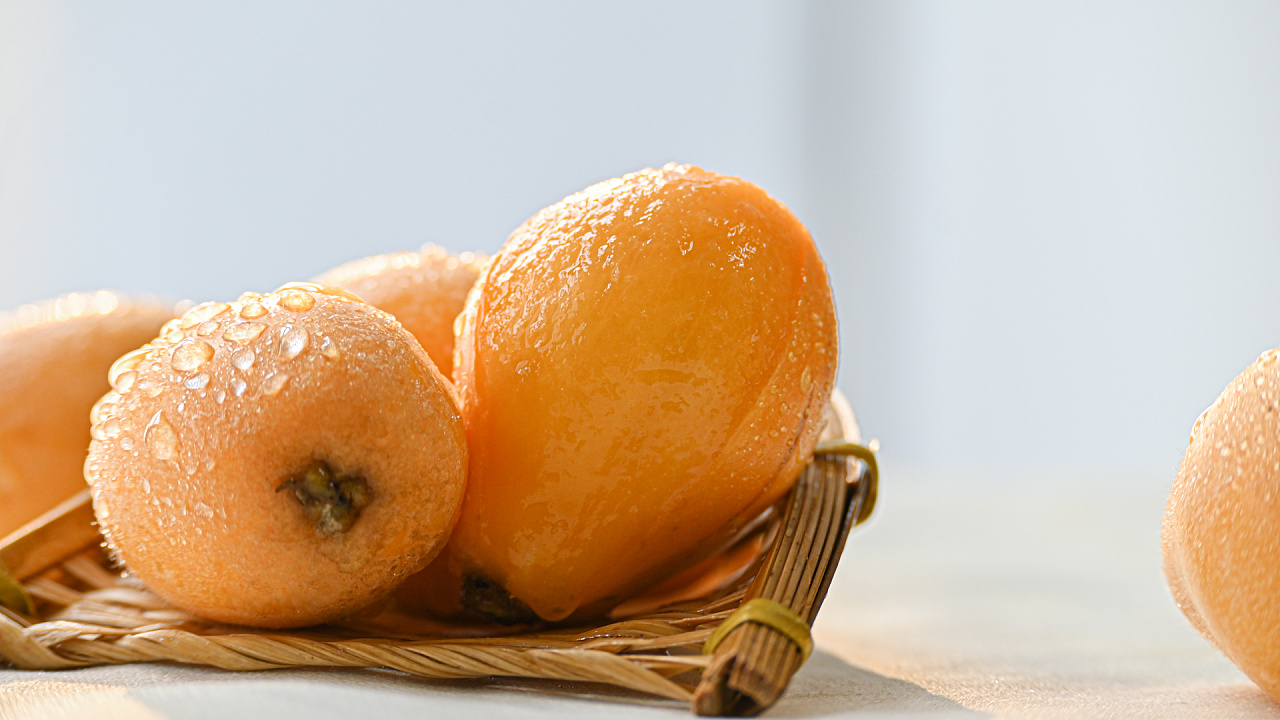 枇杷如盖庭前晚,吾妻当年手植之.