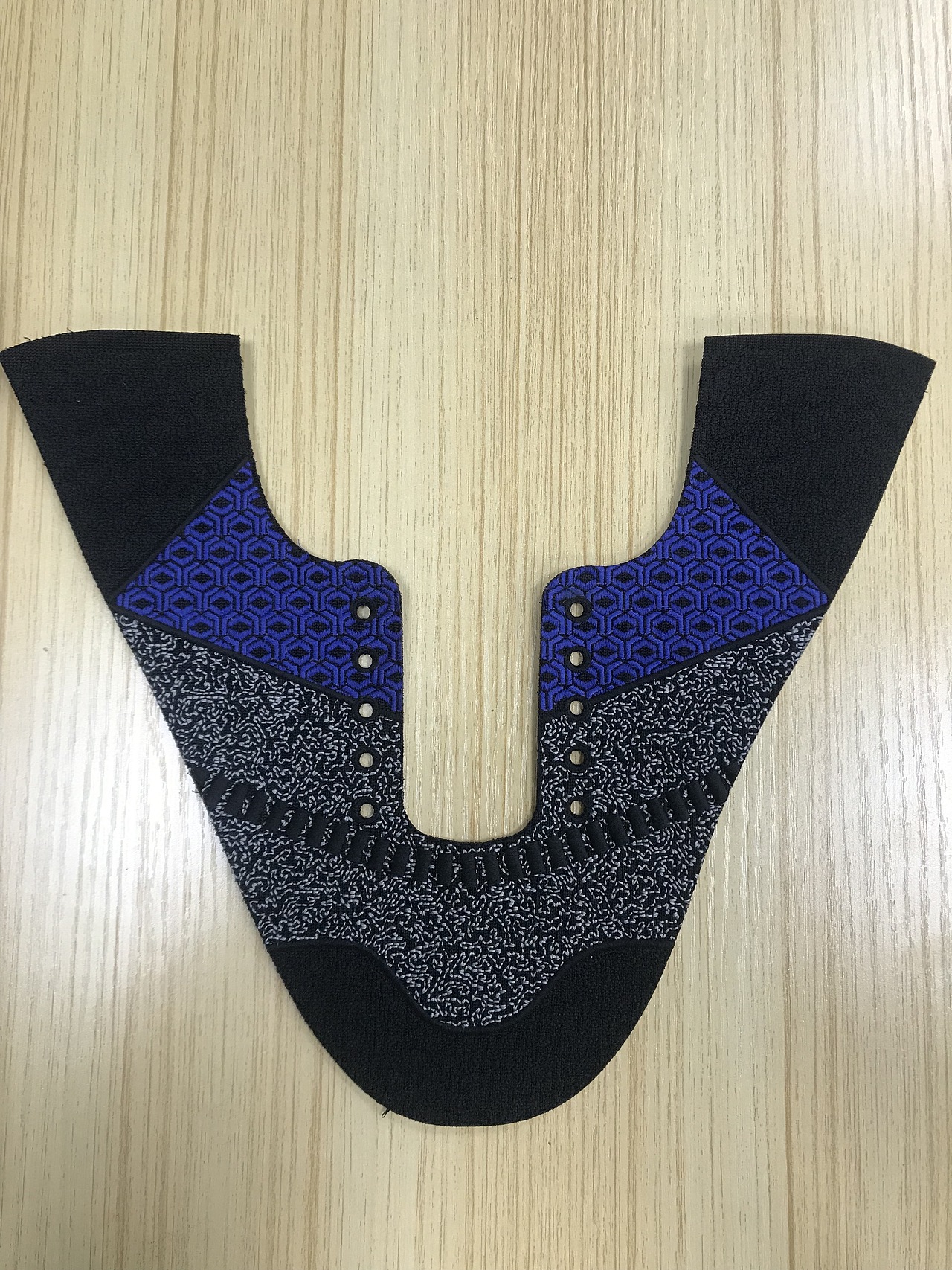 分享收藏鞋材图案设计鞋材纺织鞋面设计工业级产品设计海报关爱自己