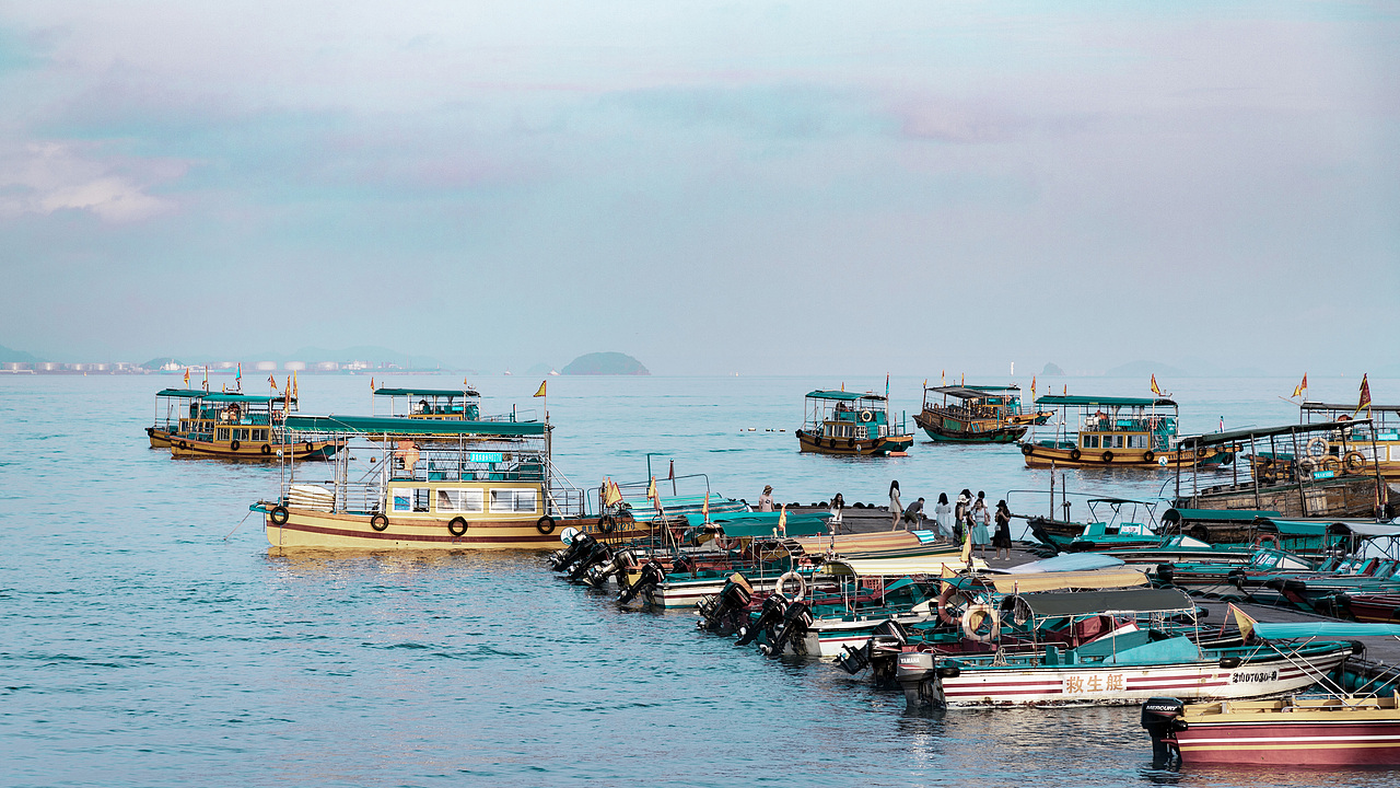 看海看久了想见人,见人见多了想看海。