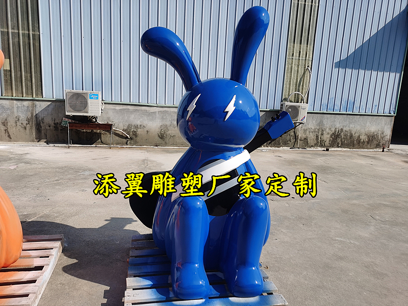 音乐与酒的结合创意玻璃钢卡通兔子雕塑得沦为ip吉祥物