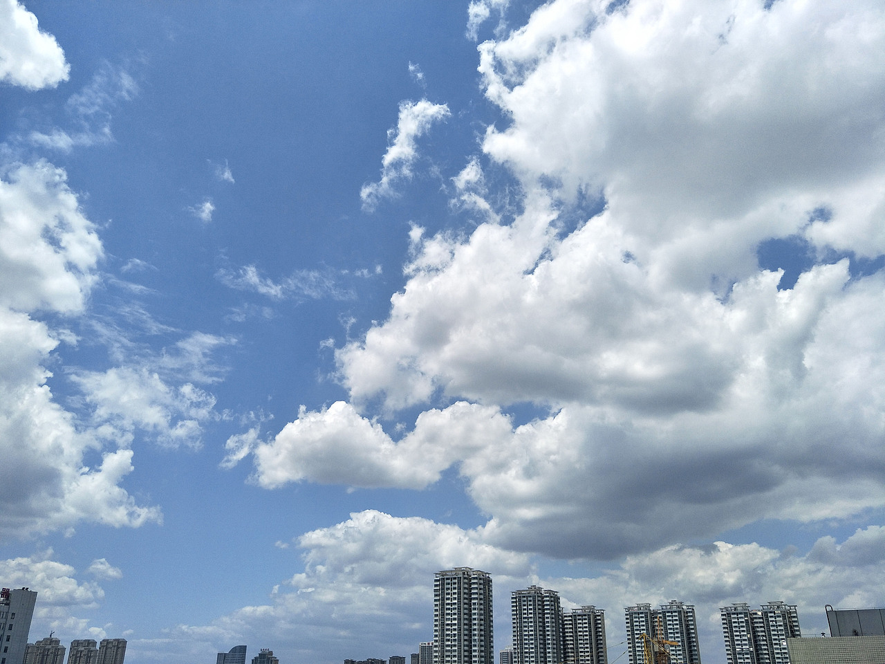 【手机摄影】城市中的蓝天白云