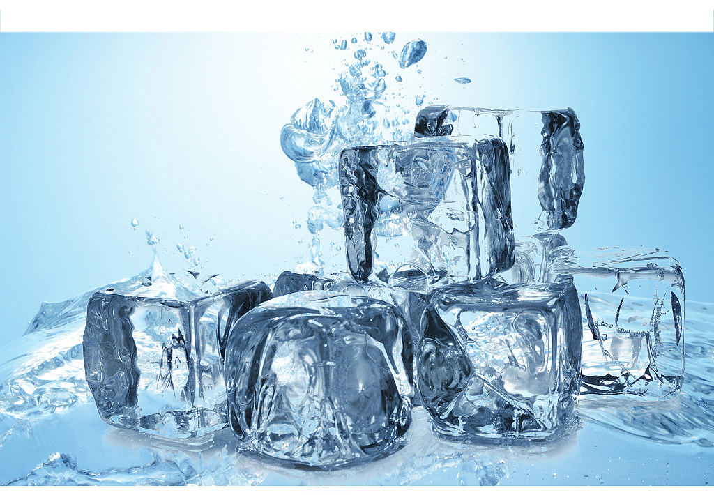    在水上面的透明冰块