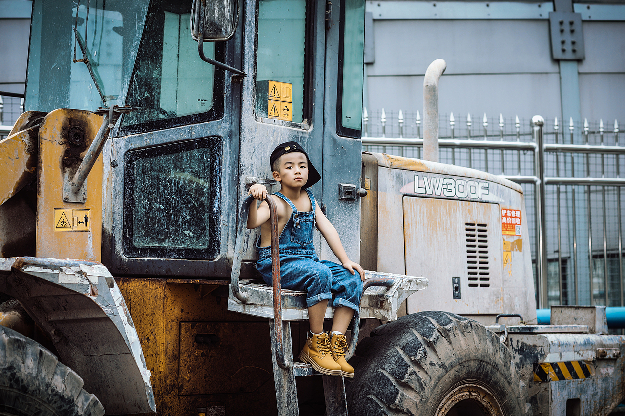 开着保时捷去修挖掘机的修理工（图ZMzE3OTUzNDY4） - 人像摄影 - 站酷设计师王艺萌原创素材 - 站酷ZCOOL