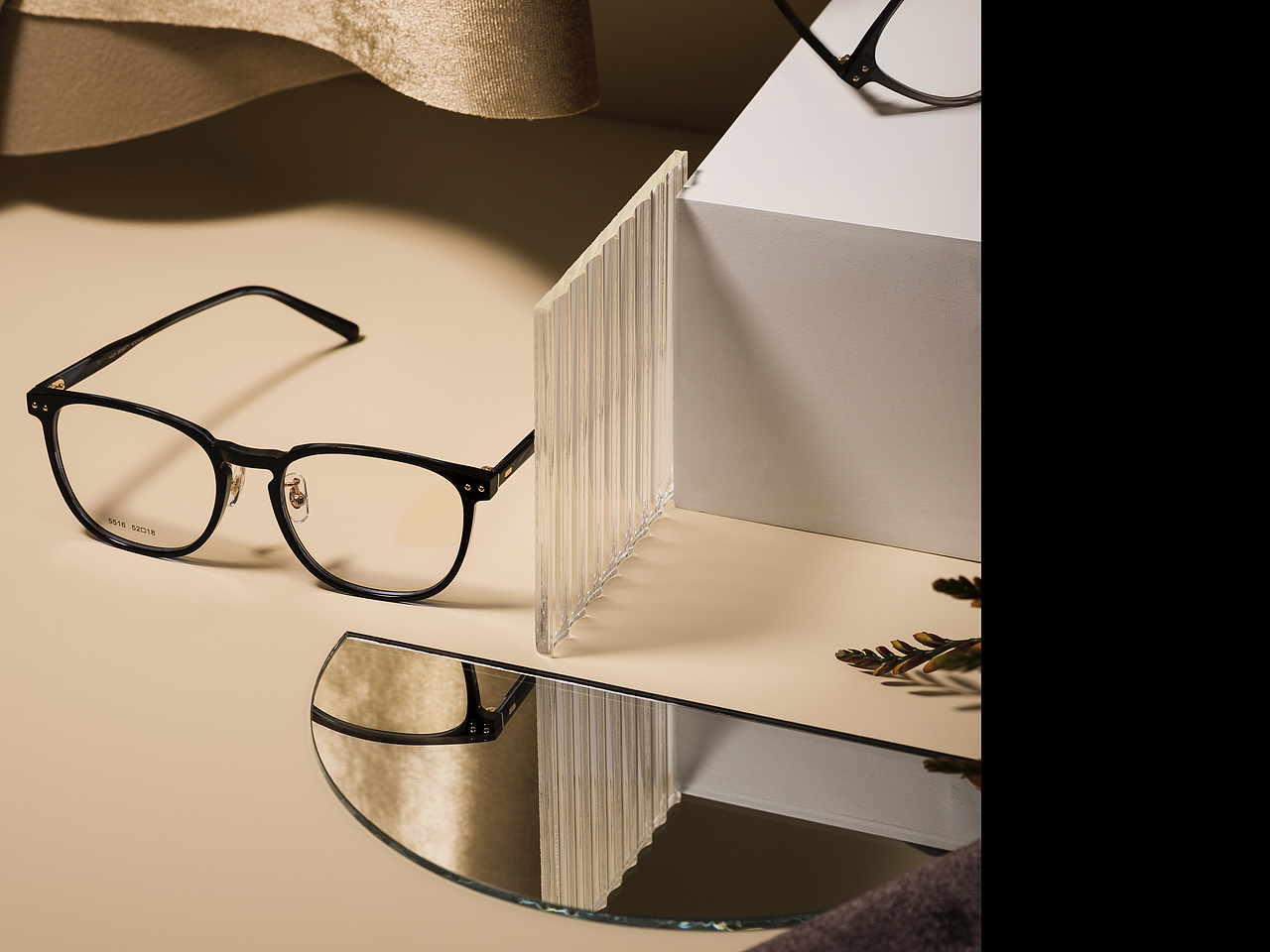 我从你的眼镜看出的色彩世界/黑金眼镜/平面产品摄影