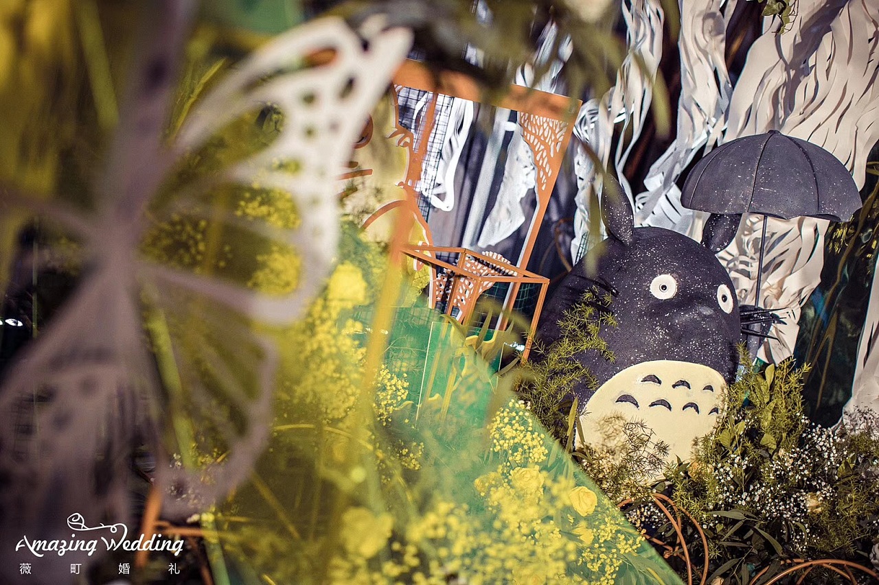 有暖男撑伞:closed_umbrella: 雨再大也不怕 你的龙猫公车到了吗?