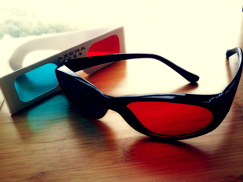 红蓝3d眼镜,左边那个是杂志送的,右边那个5块钱淘宝买的.