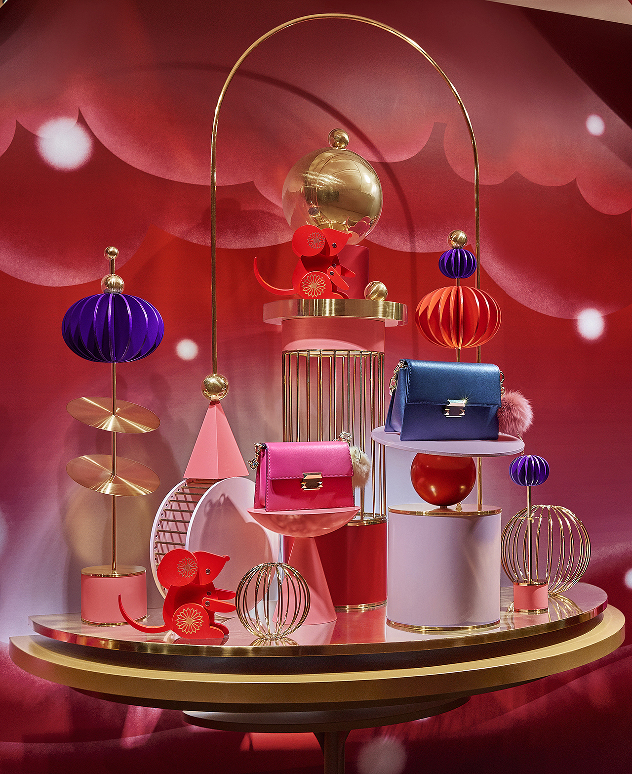 小鼠精灵们在欢庆属于自己中国生肖年,新年之际他们更勤奋收集金球了,滚啊滚、滚啊滚,滚上天空、滚入城。