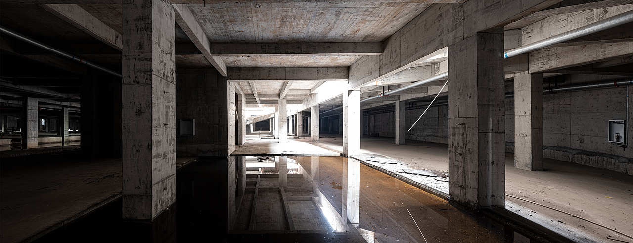 烂尾楼地下停车库