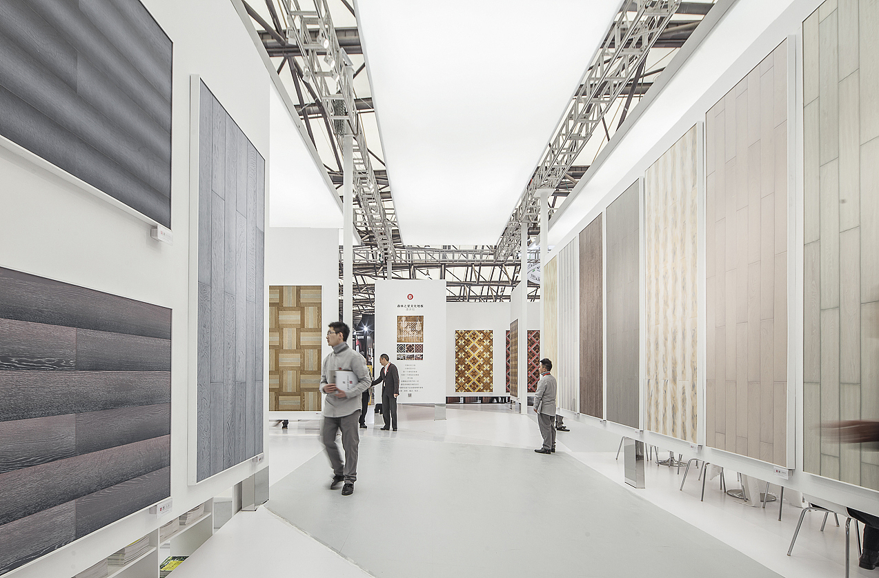 厅内围合的空间相互环绕,由于有这种空间划分外墙的分隔,参观者能够在密集的洽谈区中享有隐私,不受外部视线的干扰,同时在其中营造空气流通、光线充足的环境。
地面白色与灰色的交织若隐若现,灰色区域处理10°抬高处理,呼吁人们关注到地面的存在,与展厅展示产品内容相呼应。<br>