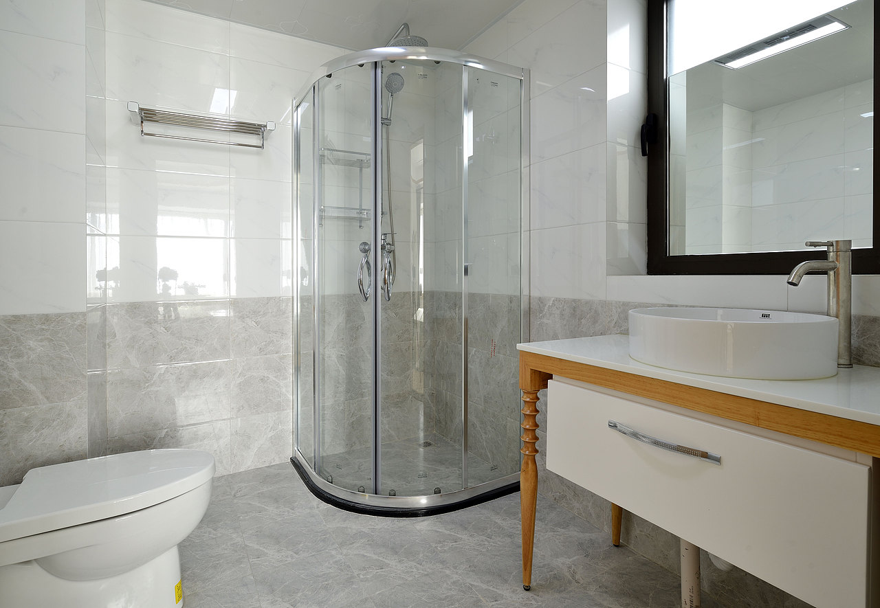 透明的玻璃浴室门将干湿两区分隔开来，干净整洁易于打理。