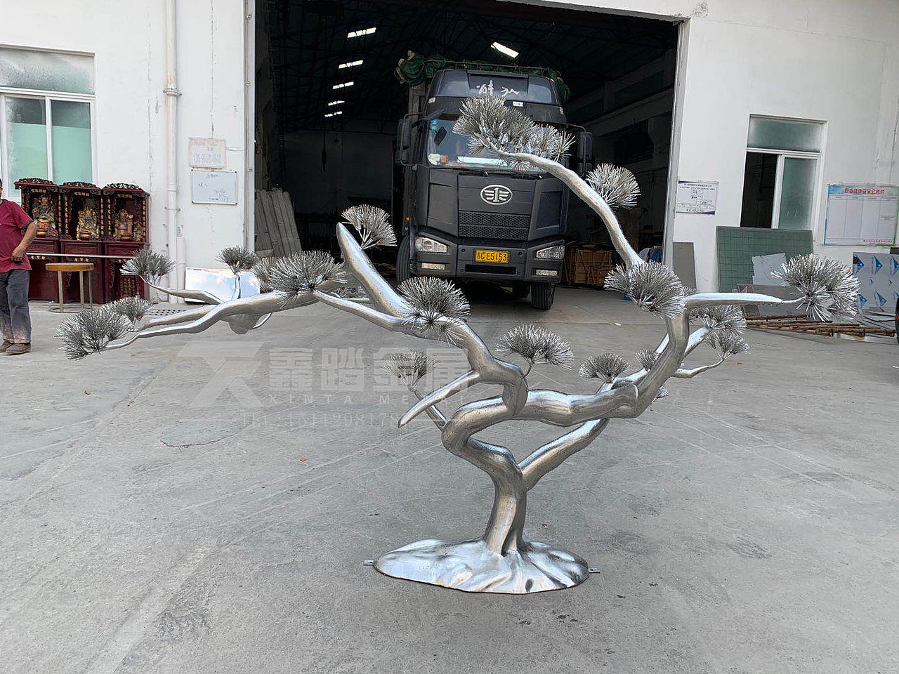 不锈钢树枝雕塑图、镜面与拉丝饰面在景观装饰各展千秋