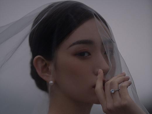 暗色调的婚纱有人喜欢吗？