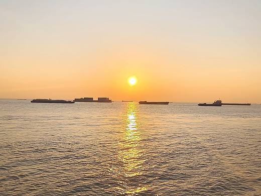 波光粼粼的江面