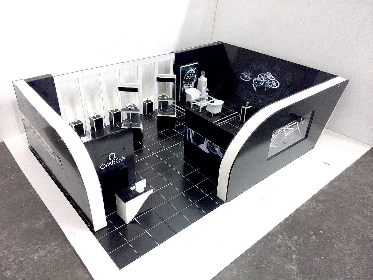 模型是用白色pvc板做的,黑色喷漆花了我不少银子.