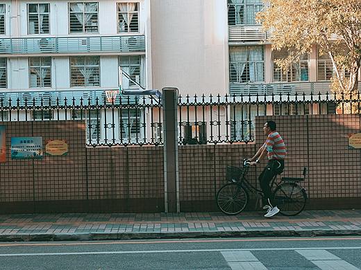 校墙外停留的大叔