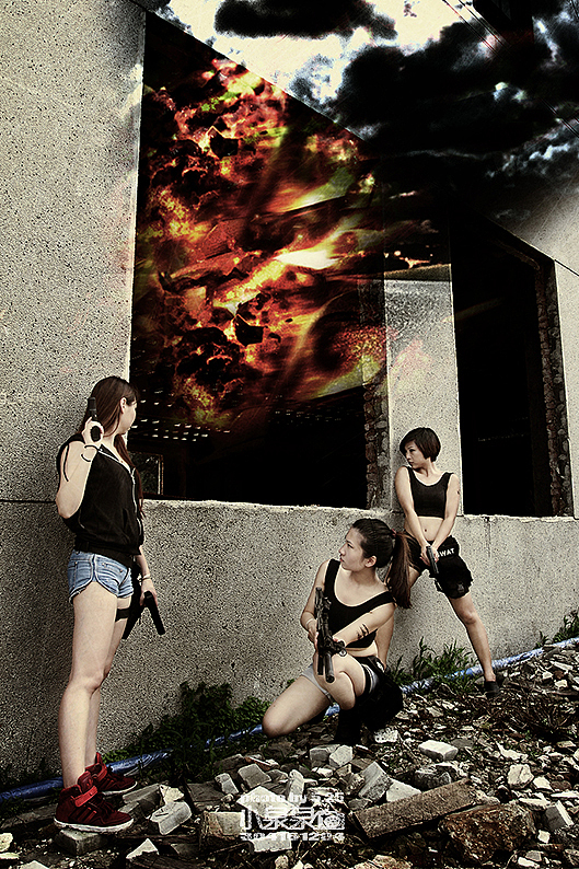 三名女特警已经靠近人质所在仓库,准备突击进入!(我了个去,抓住放火的立刻千刀万剐!)