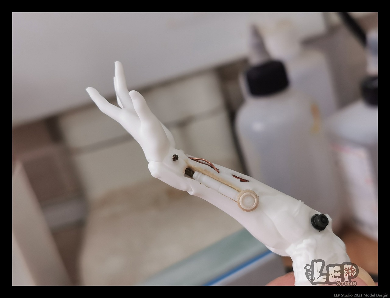 比如把胸腔的处理无缝和结构变更,修改手部,把手套打磨掉