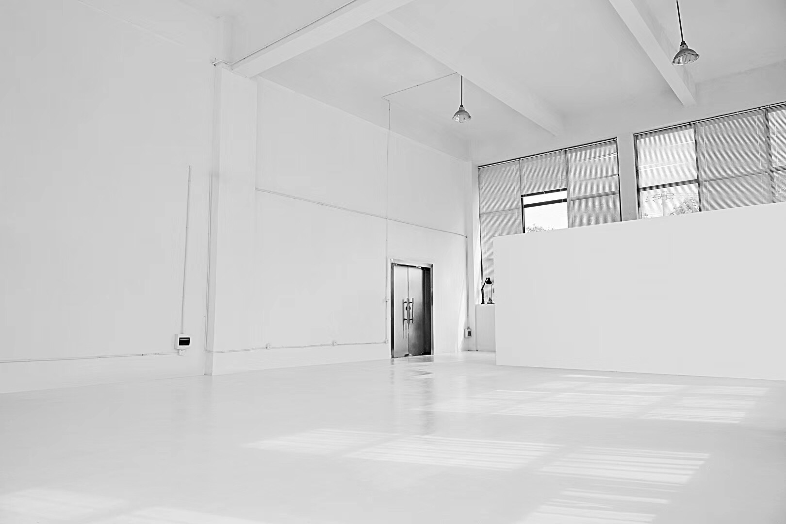 最近刚把影棚重新装修好来一组图