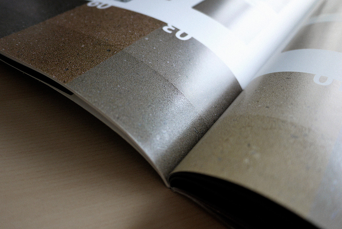 的这种纸,产品有两种面,分抛光和哑光,所以采用了光面uv和磨砂uv工艺