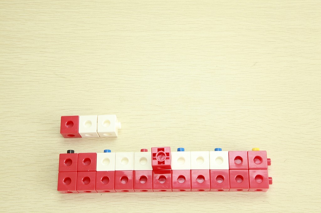 一款简单的玩具组装定格动画制作。