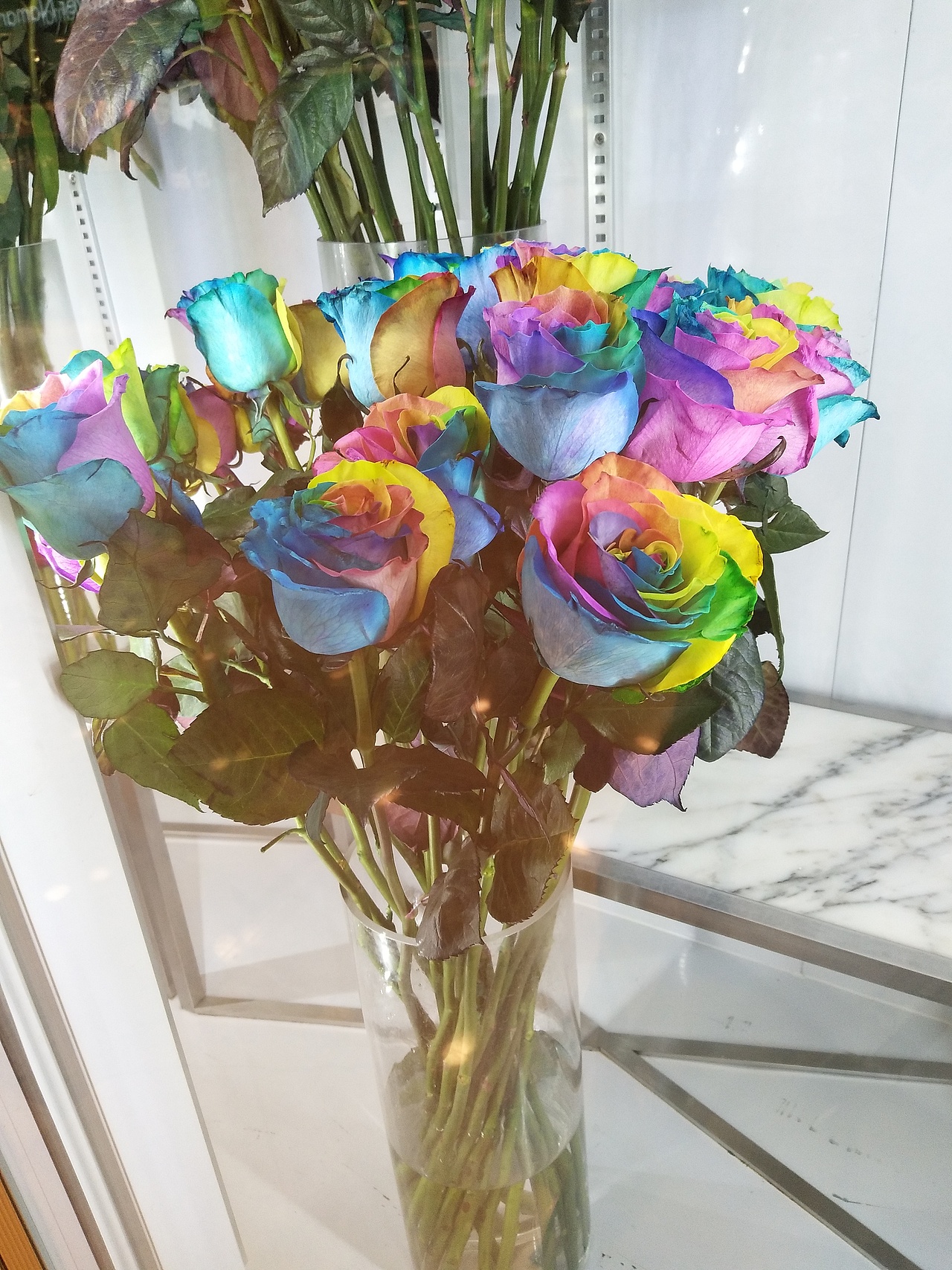 那天我呆呆的驻足了好久，直到它被装柜小姐收了进去，要是当时能够狠下心来买一朵送给自己就好了，实在是太美好的花了，喜欢，真的好喜欢....