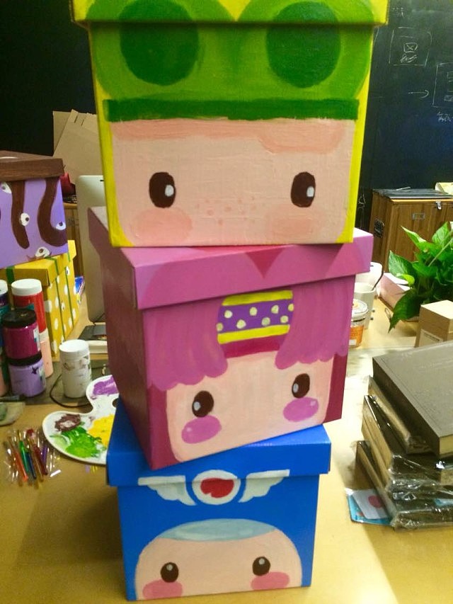 幼儿园纸盒子上面画画图片