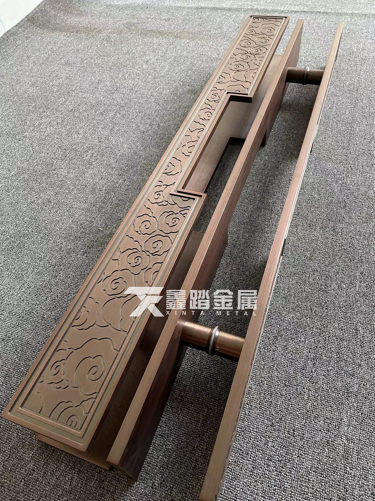 铝雕拉手与不锈钢包皮拉手的区别 一款中式 一款现代