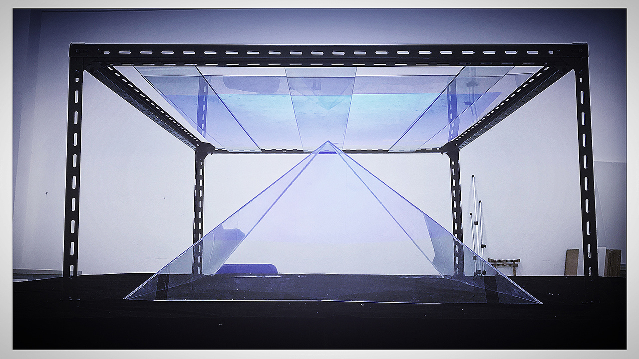 按第一次尝试自制的四棱锥全息成像装置