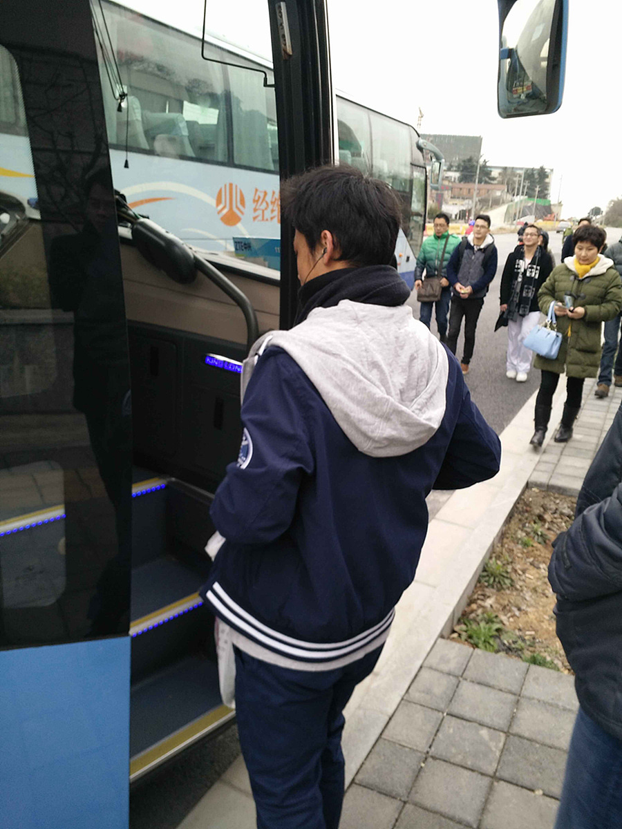 收藏 小容每天早晨8点上班,7点准时起床,去赶班车,自此,他一天的工作