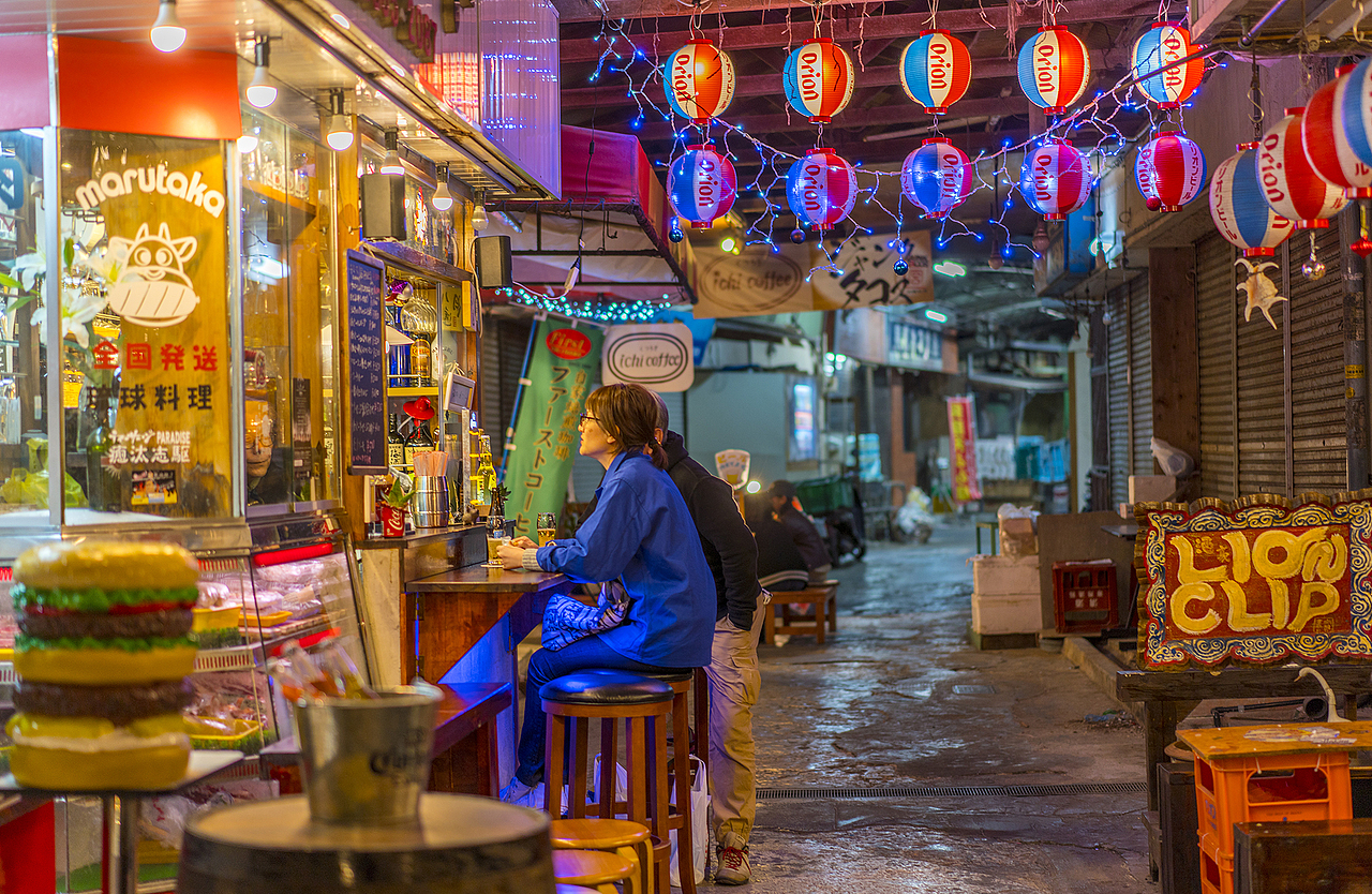 寿司店旁边的小酒吧,其事我蛮想去和两杯的