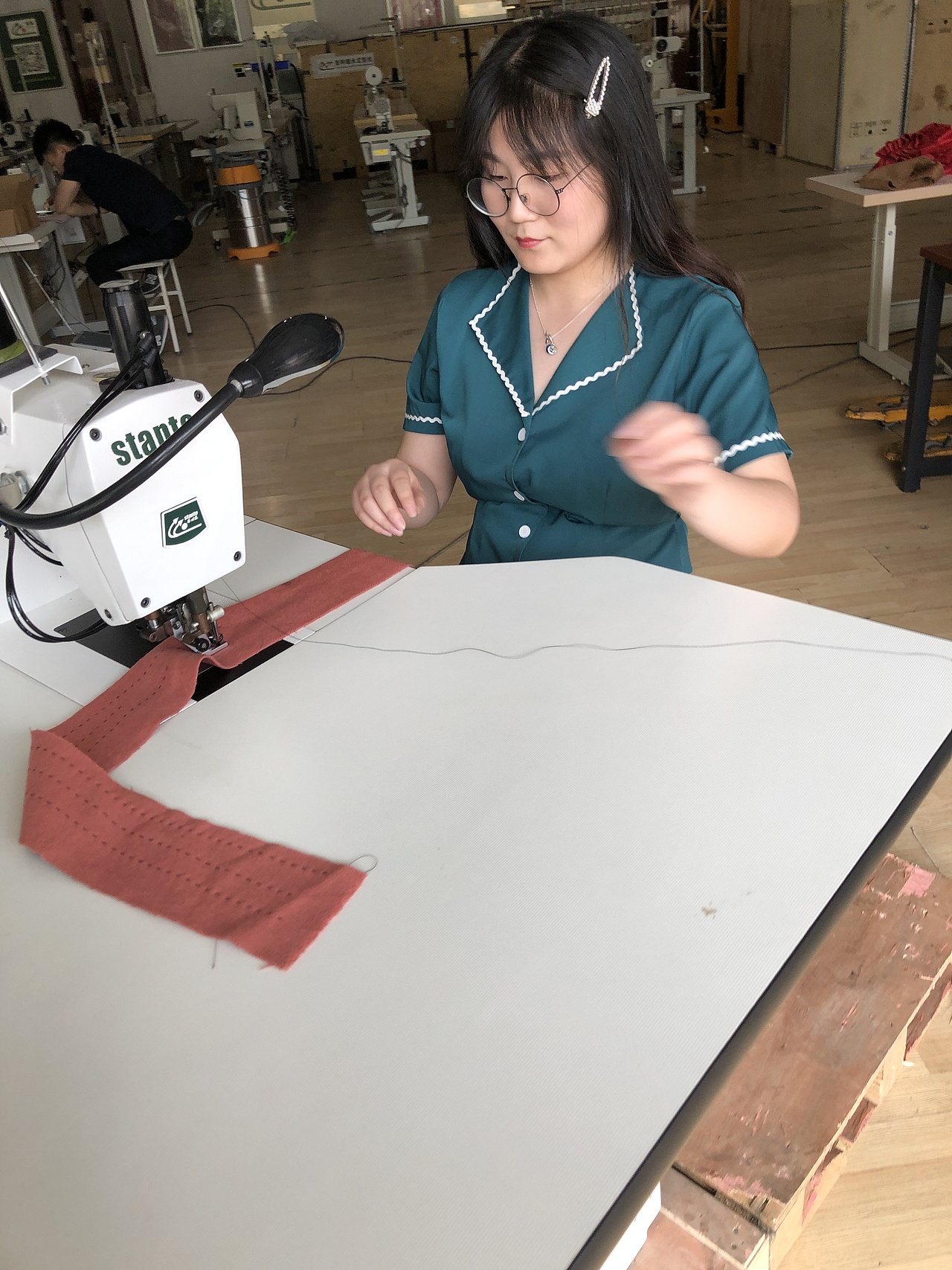 拱针机,珠边机,贡针机。仿手工珠点线迹机器。