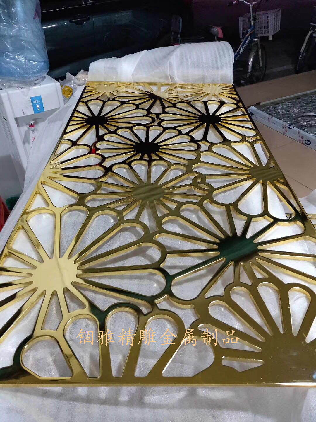 奢华大气的不锈钢镀金花格屏风