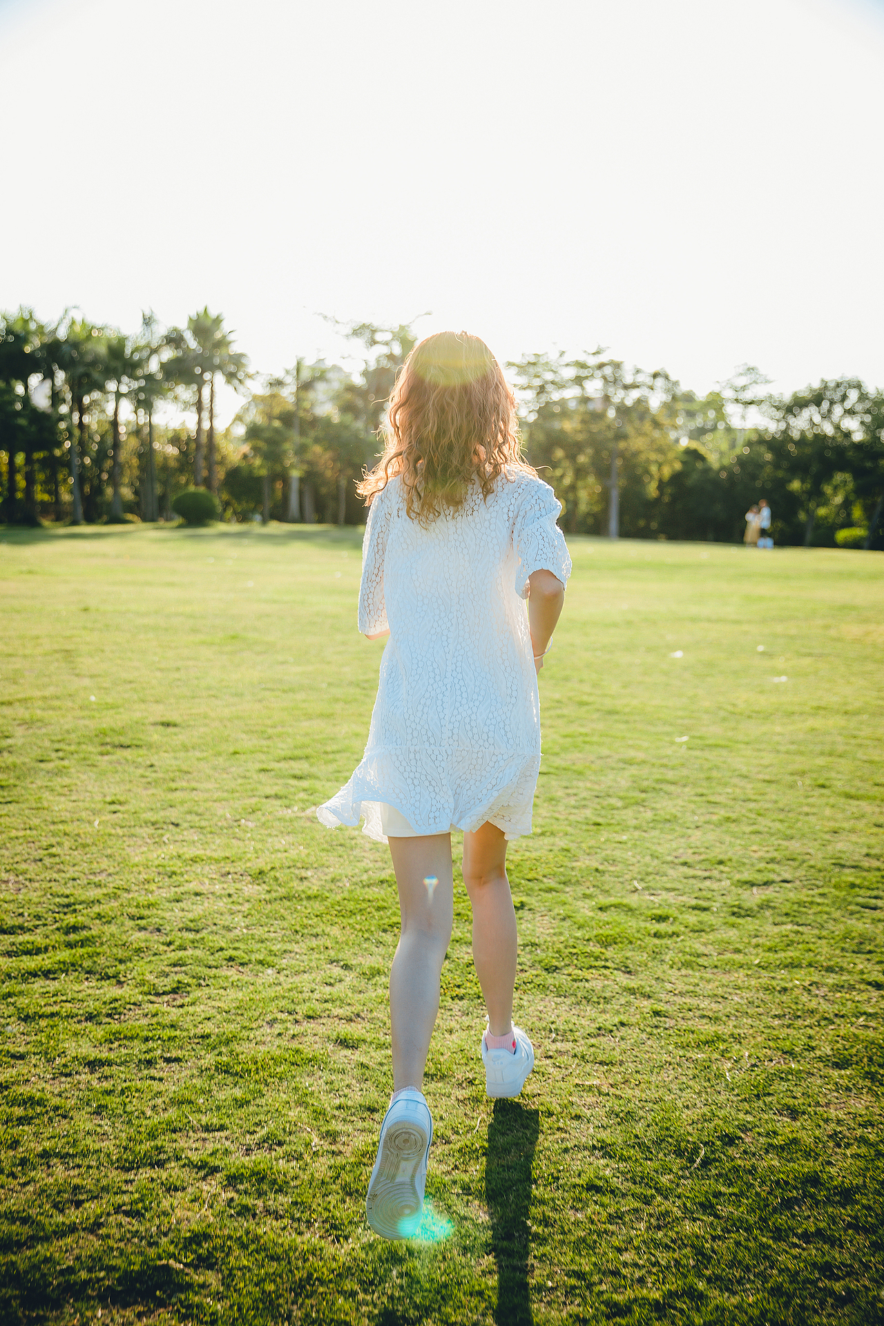 人像摄影:游乐场少女,阳光、草地、摩天轮、旋转木马