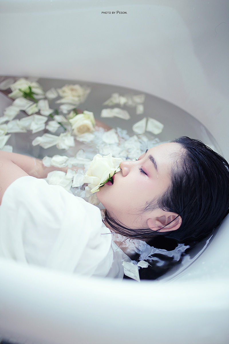 任泪水一滴滴滑落,打湿脸颊,不去擦拭,直到风干.