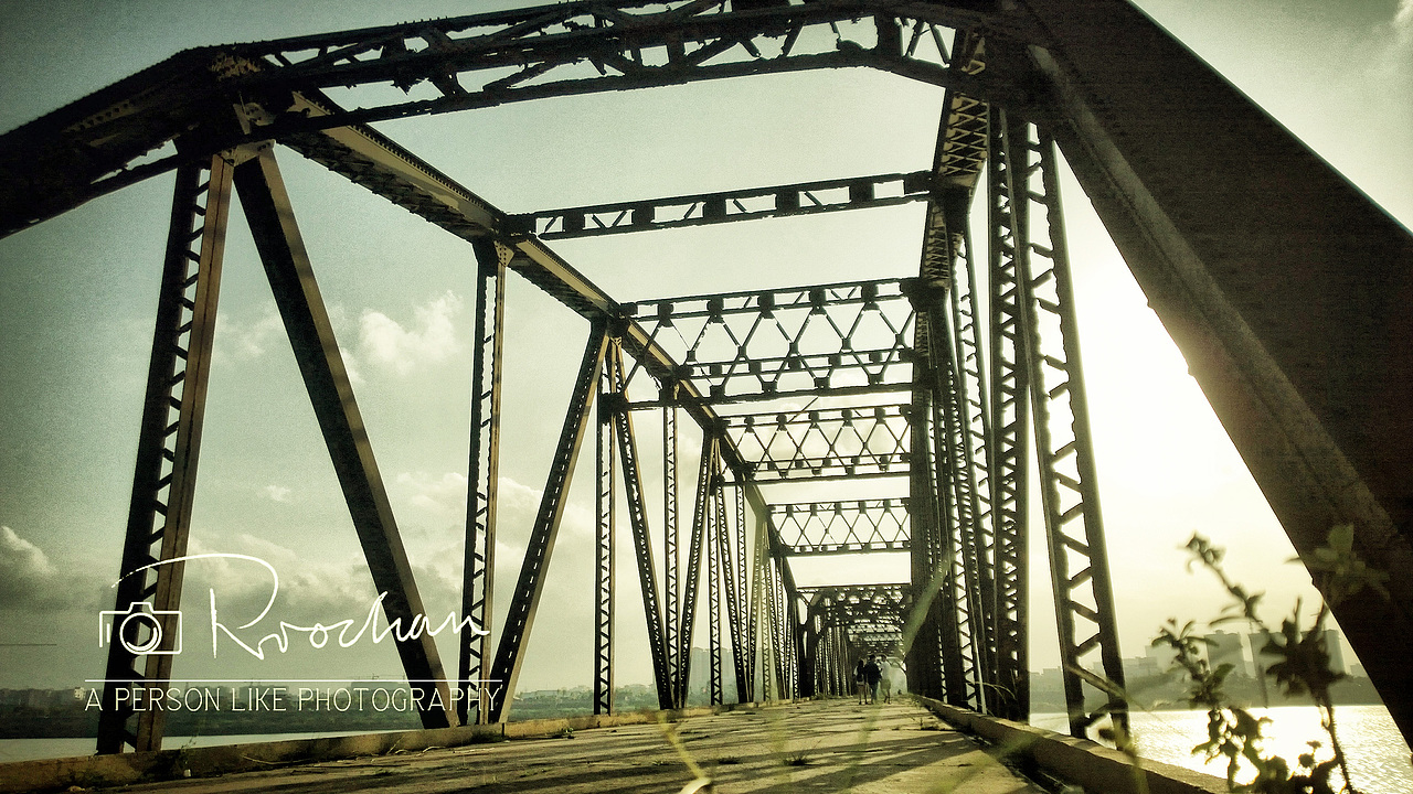 这座“老铁桥”也叫“鬼子铁桥”,它是南渡江上的第一座大桥,也是海南的第一座大桥,而且还是当时广东省的第一座大桥。