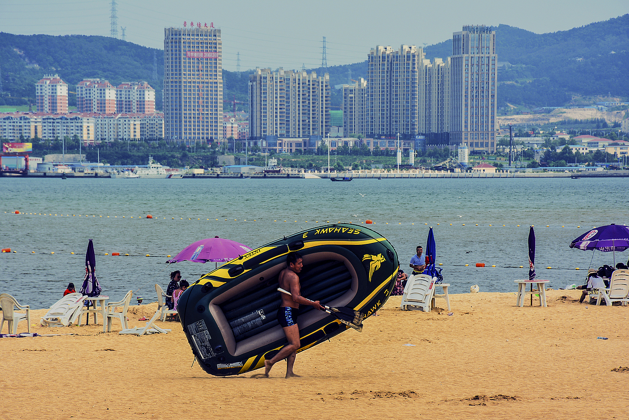 玩橡皮艇的大叔