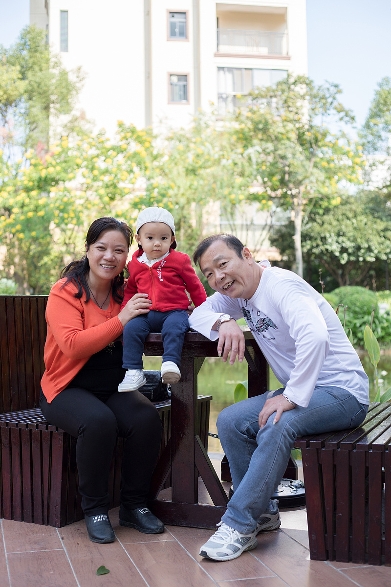 倪婷婷vicky为父母和孩子祖孙两代拍一张合影希望新的一年家人健康