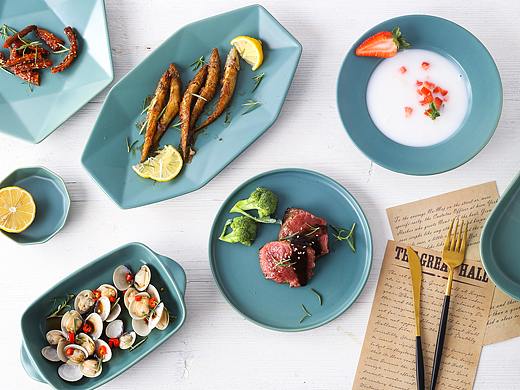 墨绿色陶瓷餐具套装（日用陶瓷产品摄影）