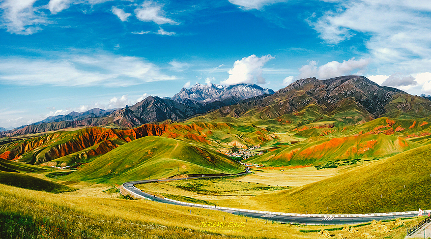 卓尔山色彩斑斓的丹霞地貌