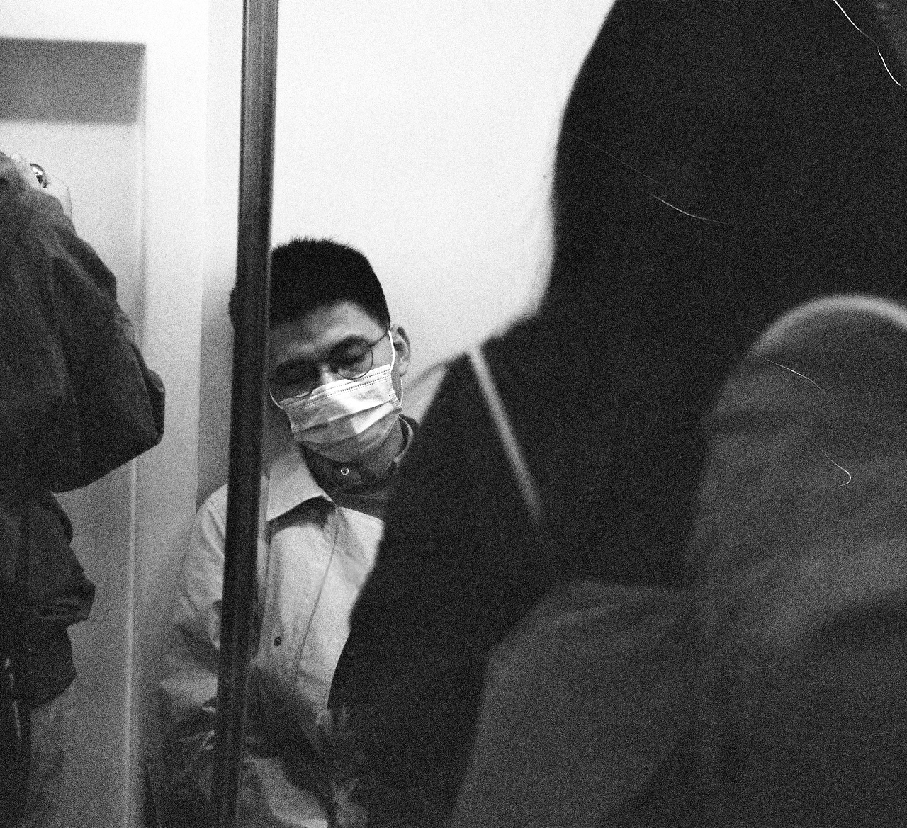 地铁打工人（图ZMjM0MTUxOTI4） - 人文/纪实摄影 - 站酷设计师林田lisa原创素材 - 站酷ZCOOL