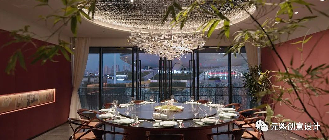 定制细节
<br>创作者的视觉态度<br><br>家具、陈设、餐具<br><br>墙面、地板、天花<br><br>展品、装置、绿植<br><br>中国红墙面的文化寓意,绿植盆景的自然至力,让空间拥有了意蕴绵长的气韵。