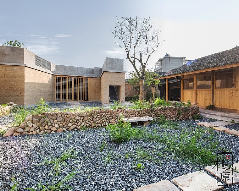 王村具有夯土与水泥,传统与非传统相杂糅的特点,并以此为设计突破口