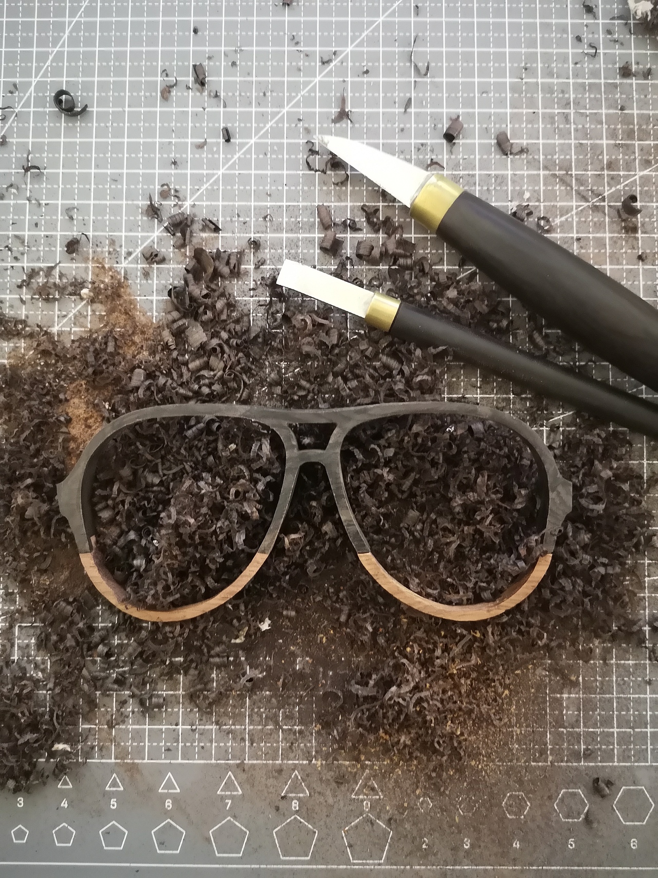 一副实木手工卯榫结构墨镜