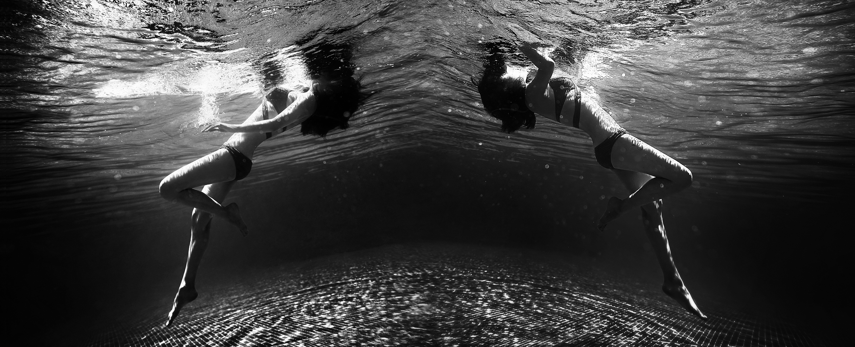 女孩水下摄影高清图片下载-正版图片500663024-摄图网
