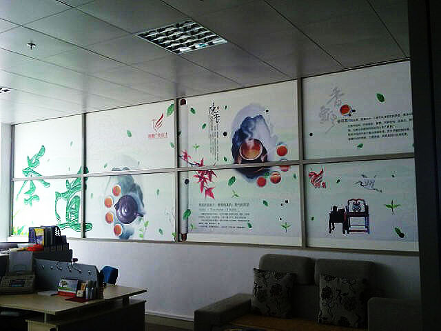 左边的是早前按照旧公司的做出了...
未贴上画就要搬公司了...<br>所以将就下就贴上去新公司的玻璃窗上当光用了。<br>右边的....就按照实际比例做出来的!~