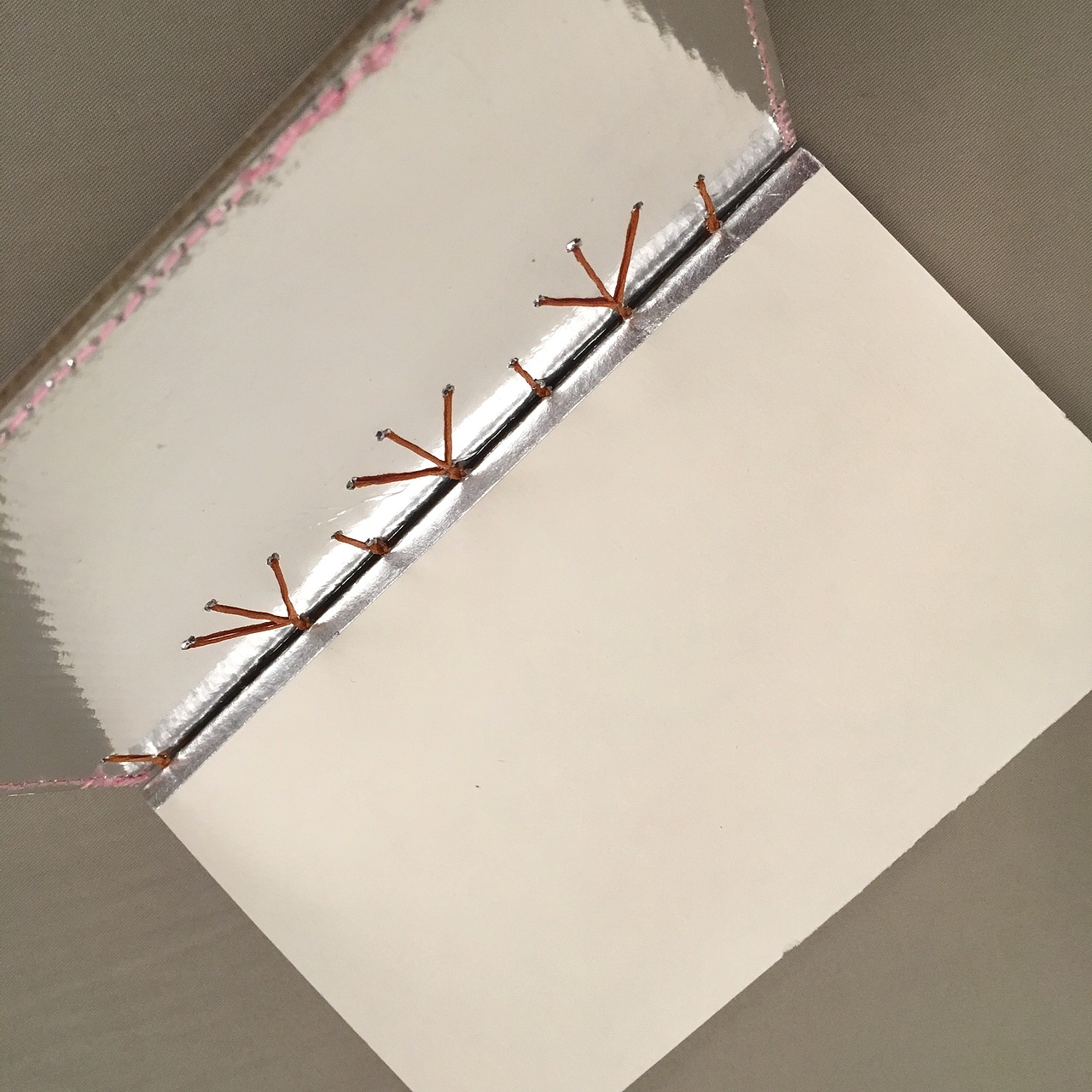 手工造物丨花式书脊《欲望都市》（图ZMTI1NTAxNDY4） - 其他手工艺 - 站酷设计师非也M007原创素材 - 站酷ZCOOL