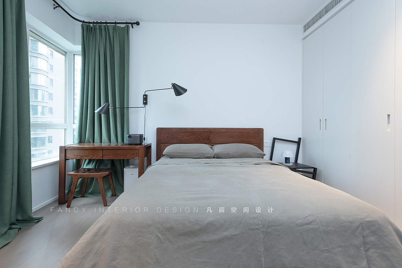 主卧做了一面衣柜,满足日常屋主的衣物收纳需求,这里也设置了书桌,兼顾办公功能。床和书桌都是保留的旧家具。
