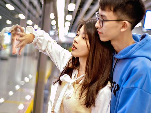 广州地铁情侣拍摄