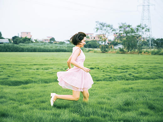 初夏，绿草弥漫